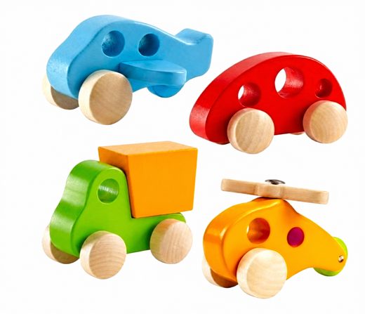 Cuatro vehículos de madera de colores